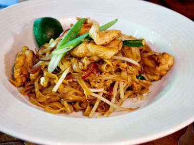 Pad Tay tavuk, Tayland gıda Korat'ın karıştırın kızarmış şehriye. Geleneksel Korat (il Tayland) menüsünden bu. Bana Korat, Tay yerel gıda, kızarmış şehriye fasulye Filiz yastık.