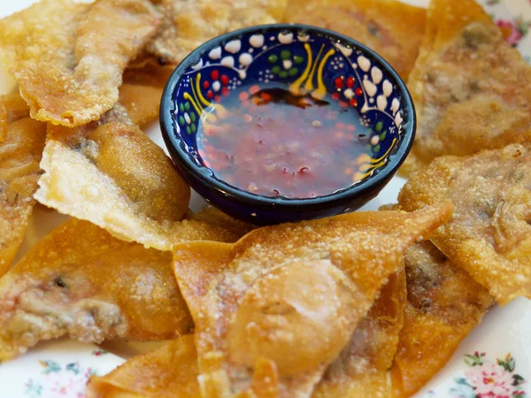 Deep demitido estilo tailandês chinês wonton com carne de porco picada e molho doce e azedo em prato de cerâmica . — Fotografia de Stock