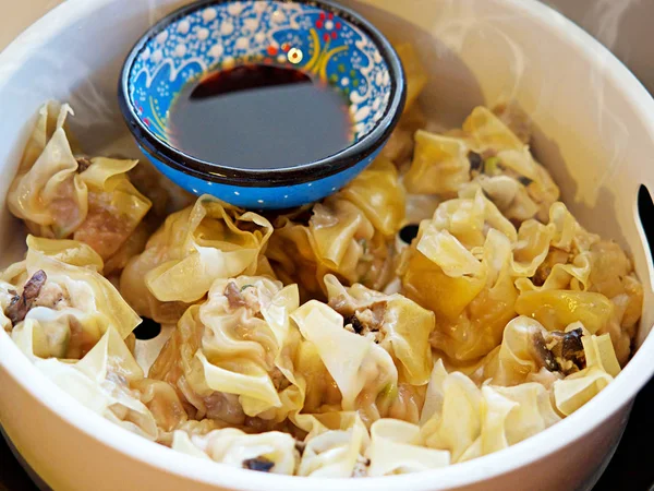 Quente e quente Shaomai é um tipo de bolinho chinês tradicional, cozinha cantonesa, consiste de carneiro picado ou picado, cebolinha e gengibre (ou Dim sum) com molho. — Fotografia de Stock