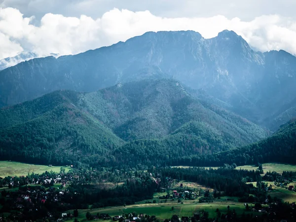 Schöne Aussicht auf Dörfer auf einem Hügel und Berge in Zakopane, Polen, Europa. — Stockfoto