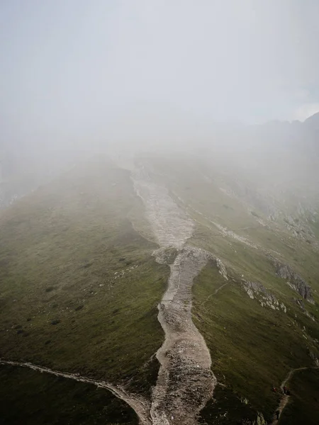Auf dem Berg mit Nebel und Wolke, Kopierraum für Text. — Stockfoto