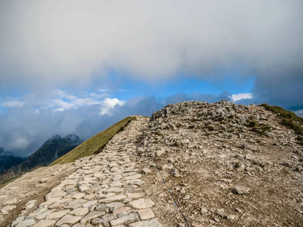 Auf dem Gipfel der Tatra bildet ein Teil der Karpatenkette in Osteuropa eine natürliche Grenze zwischen der Slowakei und Polen. beide geschützt als Nationalpark beliebtes Ziel für Winter, Sommer-Sport. — Stockfoto