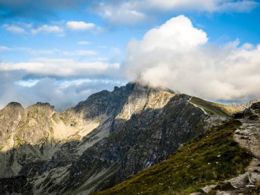 Tatra Mountain bölümü Doğu Avrupa'da Karpat dağ zincirinin oluşturma, Slovakya, Polonya arasında doğal sınır. Her ikisi de yaz spor Kış için ulusal parkland popüler hedef olarak korumalı.