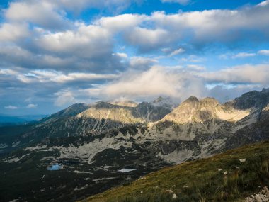 Dağ bulutlu ve mavi gökyüzü ile güzel bir en iyi görünümü.
