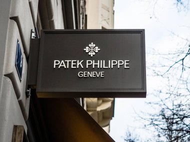 Prag, Çek Cumhuriyeti - 09 Şubat 2018: Patek Philippe duvarın üstündeki işarettir Cenevre'de bulunan 1851 yılında kurulan bir İsviçre saat üreticisi.