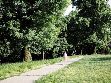 Çocuk yolda güvenlik kuralları ihlal ediyor. Küçük kız anayol ortasında yürüyüş. çocukların güvenliğine yolda, Poznan, Polonya, 12 Nisan 2018 kavramı