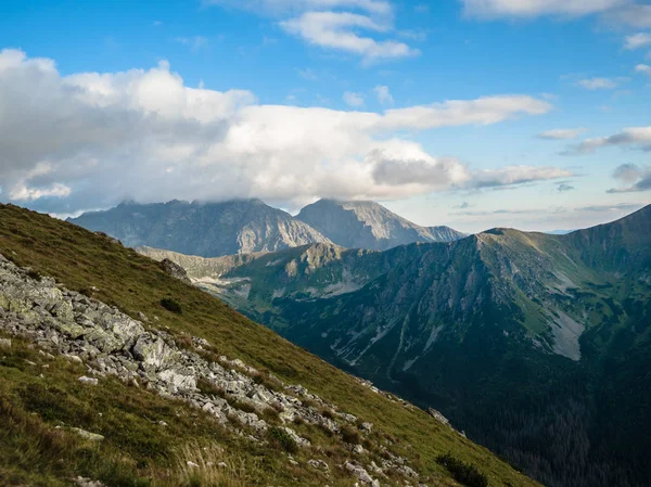 Tatra-Gebirge Teil der Karpaten-Gebirgskette in Osteuropa bilden natürliche Grenze zwischen der Slowakei und Polen. beide geschützt als Nationalpark beliebtes Ziel für Winter, Sommer-Sport. — Stockfoto