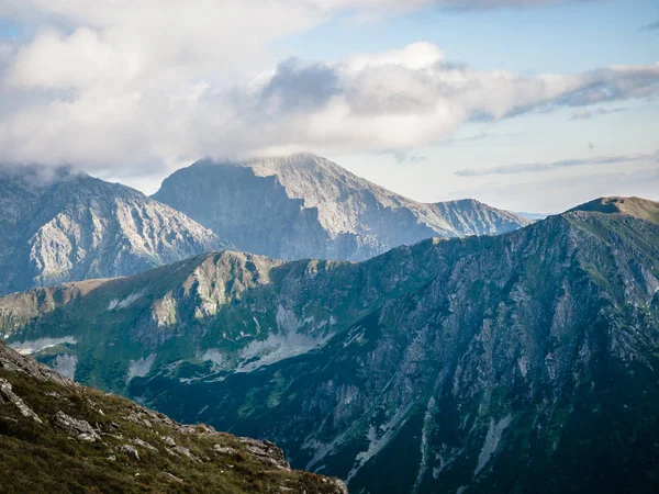 Tatra-Gebirge Teil der Karpaten-Gebirgskette in Osteuropa bilden natürliche Grenze zwischen der Slowakei und Polen. beide geschützt als Nationalpark beliebtes Ziel für Winter, Sommer-Sport. — Stockfoto