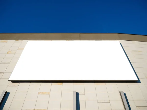 购物中心商场, 机场, 火车站办公楼立面, 空白白板在现代墙纹理背景, 模拟广告模板, 业务演示内容概念. — 图库照片