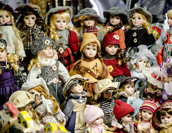 PRAGUE, CZECH REPUBLIC, 7 FEBRUARY, 2018: Boneka koleksi, latar belakang. Dada, boneka tua di pasar loak . — Stok Foto