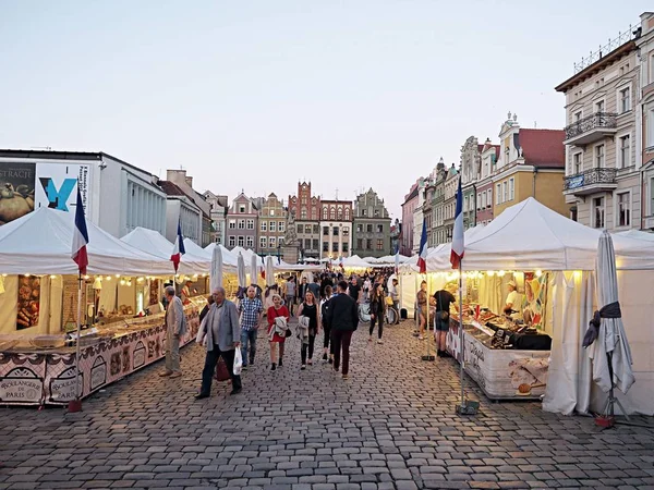 People at the International Food market event in Poznan, Poland old town hall, 20 August 2017. — Stock Photo, Image