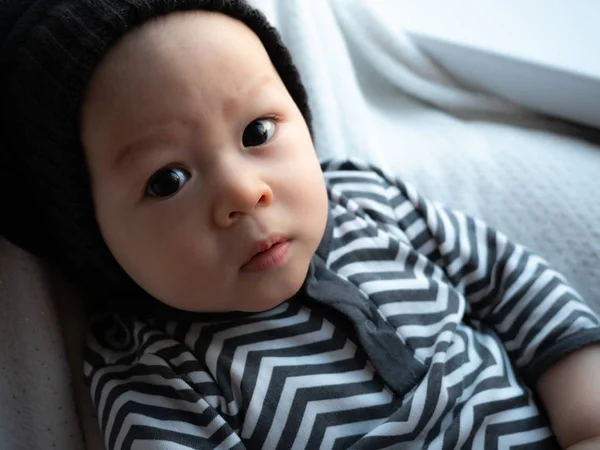 Bebe Mignon De 4 Mois Faisant Un Drole De Visage Surpris Curieux Fronce Comprehensif Moitie Mixte Race Asiatique Caucasien Lever Son Sourcils Humour Magnifique Stock Photo