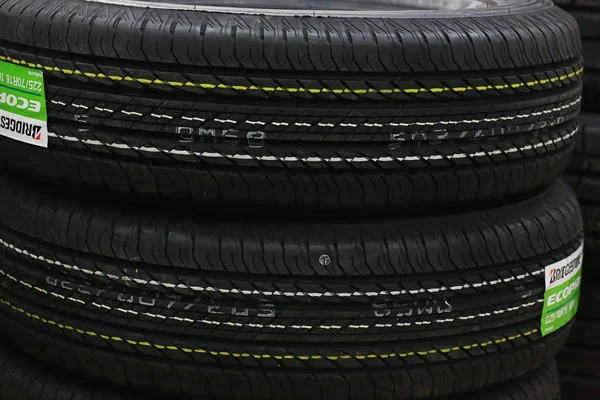 Bridgestone araba lastikleri. Rusya, Moskova 04 Mart 2019 Dükkanı