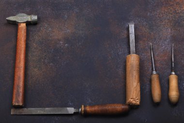 paslı arka plan üzerinde eski retro onarım araçları