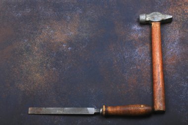 paslı arka plan üzerinde eski retro onarım araçları