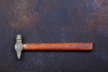 antika arka plan üzerinde çekiç