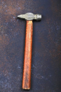 antika arka plan üzerinde çekiç