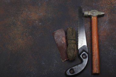 paslı arka plan üzerinde eski retro onarım araçları