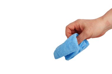 mikrofiber temizlik bezi beyaz arka plan üzerinde izole erkek eliyle