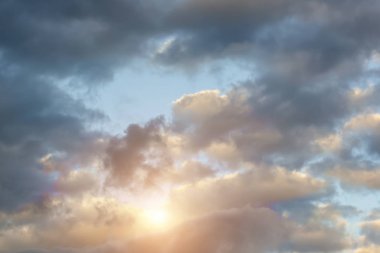 Karanlık arka planda bulutlar ile Fırtınalı gökyüzü. Renkli bahar manzarası. Karanlık arka plan. Dramatik doğa arka planı. Boşluk dokusu.