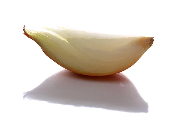 Oignon jaune isolé sur fond blanc. Légumes bio. De la nourriture biologique. Contexte alimentaire. Nourriture crue, végétalienne, végétarienne. Fond blanc. Régime végétarien. Régime alimentaire, cuisine végétalienne . — Photo