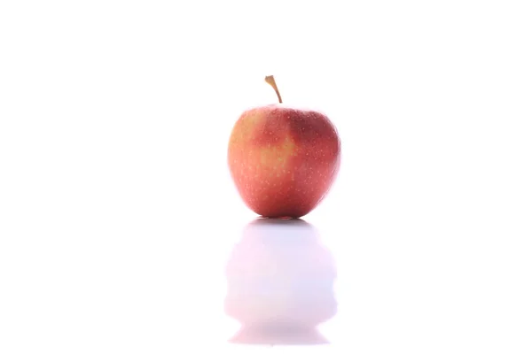 흰 배경에 고립되어 있는 빨간 사과 — 스톡 사진