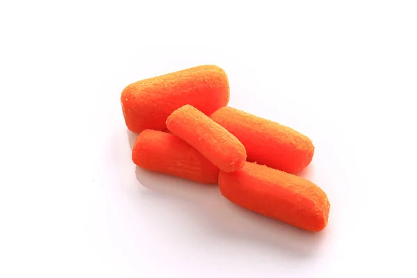 Очищенный мини-морковь изолированы на белом фоне — стоковое фото