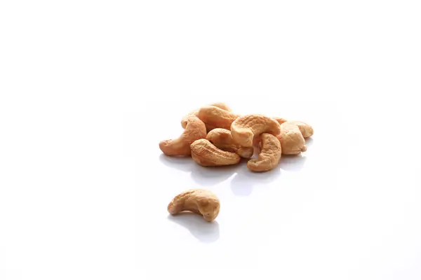 Uppsättning cashewnötter isolerade på vit bakgrund — Stockfoto
