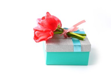 beyaz arka plan üzerinde izole hediye kutusu üzerinde laleler