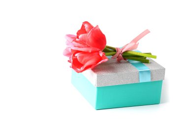 beyaz arka plan üzerinde izole hediye kutusu üzerinde laleler