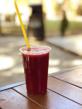 bir açık hava kafede taze nar