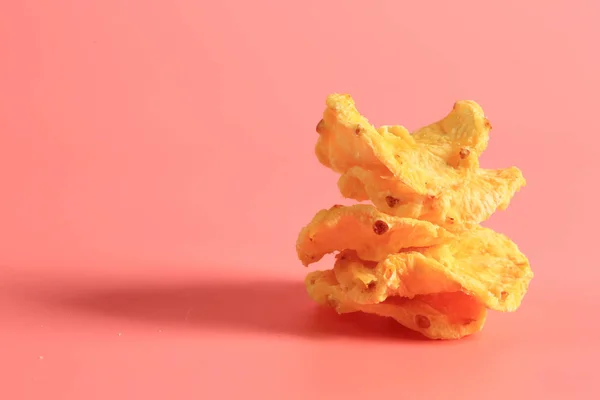 Pembe bir arka plan üzerinde kurutulmuş ananas halkaları dondurun. sağlıklı bütün