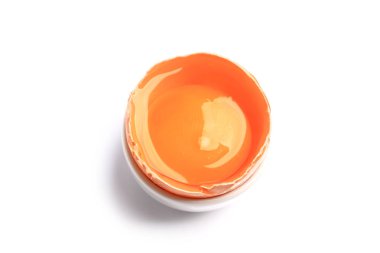 beyaz arka plan üzerinde izole sarısı ile yarım çiğ tavuk yumurtası