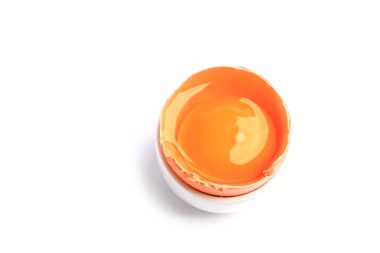 beyaz arka plan üzerinde izole sarısı ile yarım çiğ tavuk yumurtası