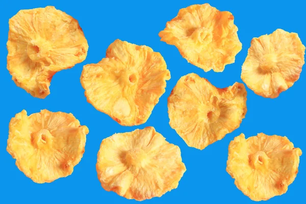 Snack all'ananas su sfondo blu — Foto Stock
