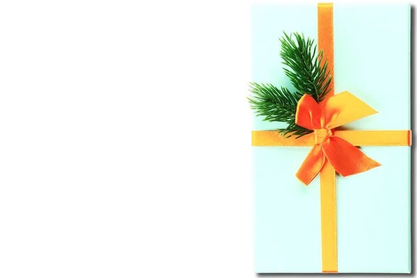 Vánoční Dárková Krabice Modrá Oranžová Stuha Smrková Větev Bílý Bac — Stock fotografie