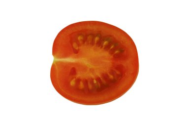 Kırmızı domatesin yarısı beyaz arka planda izole edilmiş. Yakın plan. Üst görünüm.