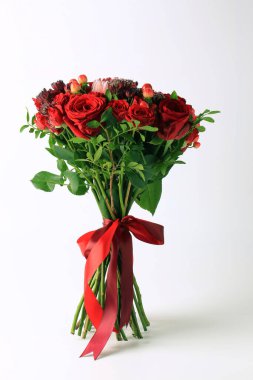 Çiçek buketi. Kırmızı renk. Yeşil renk. Beyaz arkaplan.