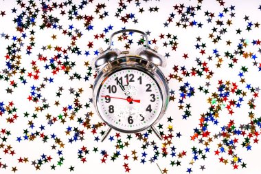 Beyaz Noel geçmişi. Çalar saat. Dekoratif çok renkli yıldızlar. Noel süsleri. Üst görünüm.