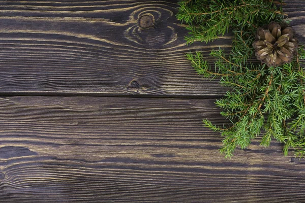 Gałąź Jodłowa Bryłą Brązowym Drewnianym Stole Widok Góry Zbliżenie — Zdjęcie stockowe