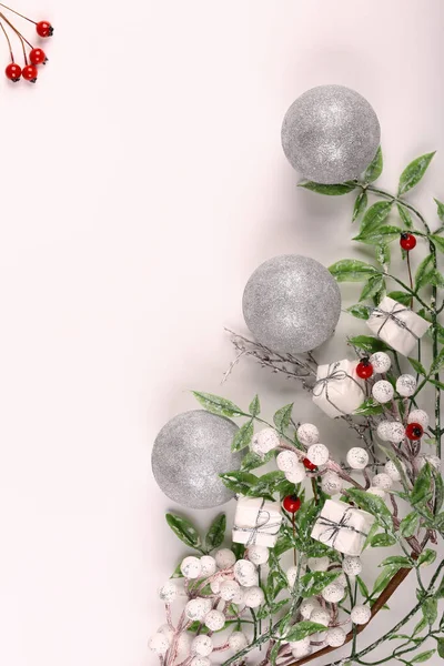 Witte Kerstachtergrond Witte Kerstboom Speelgoed Decoratieve Tak Met Bessen Bovenaanzicht — Stockfoto