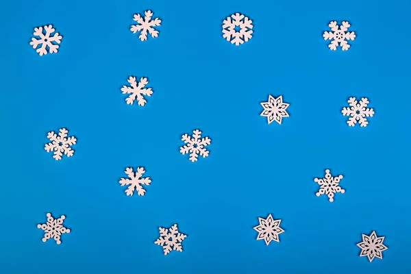 Fundo Azul Natal Flocos Neve Artificiais Feitos Madeira — Fotografia de Stock