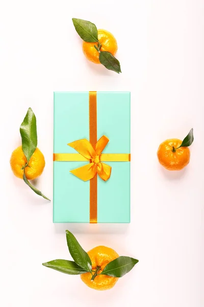 Fondo Navidad Caja Con Cinta Mandarinas Con Hojas — Foto de Stock