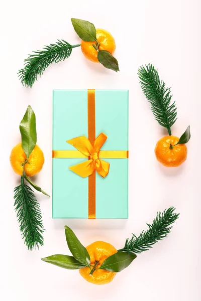 Fondo Navidad Caja Con Cinta Mandarinas Con Hojas — Foto de Stock