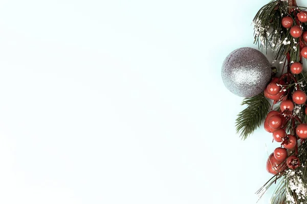 Рождественский Белый Фон Елочная Ветка Красными Ягодами Игрушка — стоковое фото