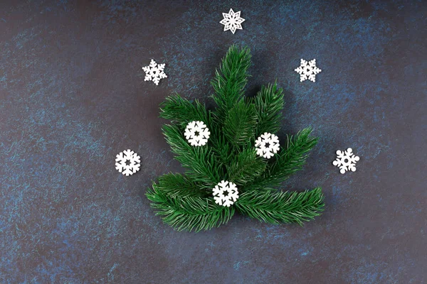 Donkere Kerstachtergrond Decoratieve Sparren Tak Kerstversiering Bovenaanzicht — Stockfoto