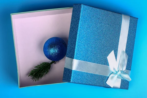 Χριστουγεννιάτικα Σχέδια Κουτιά Δώρων Μπλε Φόντο Στο Πάνω Μέρος Κοντινό — Φωτογραφία Αρχείου