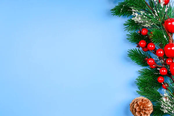 Рождественский Синий Фон Елочная Ветка Красными Ягодами Конус — стоковое фото