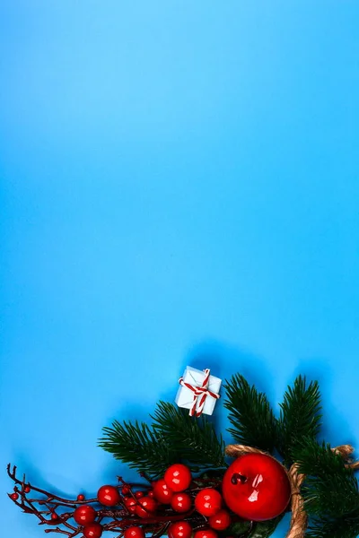 Fundo Azul Natal Ramo Abeto Com Bagas Vermelhas Pequeno Presente — Fotografia de Stock