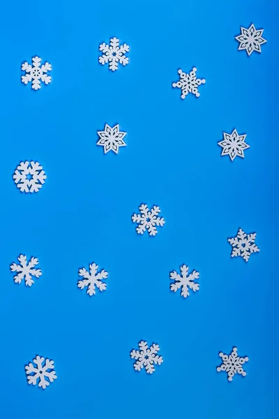 Weihnachtsblauer Hintergrund Künstliche Schneeflocken Aus Holz — Stockfoto